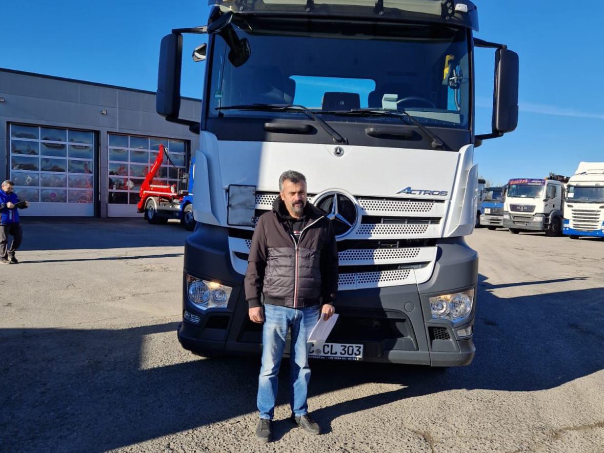Chef-vor-LKW